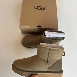 Helt nya uggs - Så fina uggs i storlek 39. Helt nya aldrig använda. Perfekta till hösten och vintern. Äkta såklart