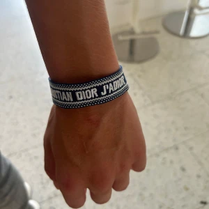 Blått armband - Säljer detta feta blåa armbandet. Helt oanvänt