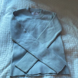 Ljusgrå ribbad tröja från Zara - Säljer en ljusgrå ribbad tröja från Zara i storlek 164. Tröjan har rund hals, långärmade och är tillverkad i mjuk bomull. Perfekt för dig som gillar enkel och clean stil. Passar dig som vill ha en basic tröja med snygg struktur. Aldrig använd!