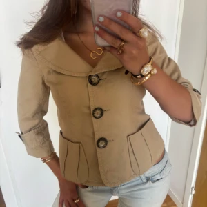 Trekvartsärmad kappa - Söt Trekvartsärmad kappa/ trenchcoat. Jag är 168 och det är mina bilder, köp via köp nu direkt eller Swish, kvar tills markerad som såld 💖 