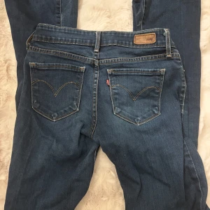 Levis jeans  - Fina men lite slitna vid benen, men inget man märker av. 