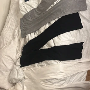 Tre par höga leggings i olika färger - Säljer tre par mjuka och sköna leggings med hög midja i färgerna vit, svart och grå. De har en bred linning och är i stretchigt material som sitter bekvämt. Perfekta för chill eller träning, med en clean och enkel look. 1 par för 60 kr och alla 3 för 150 kr! Pris kan diskuteras o alla yoga pants är i storlekarna 146-152
