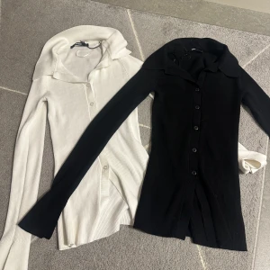 Svart och vit ribbad tröja - Sälja två helt nya och oanvända tröjor från bikbok säljer båda för 300kr dem kostade 400kr st 