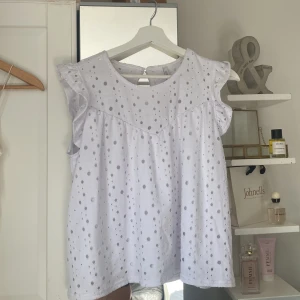 Vit blus - Vit blus i storlek S, använd en gång!