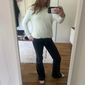Vit fluffig tröja - Mysig vit tröja med fluffigt material som  är i nyskick. Säljer på grund av att jag måste rensa garderoben. På bilden ser ut som den är smutsig runt halsen men det är ljuset.🥰🥰