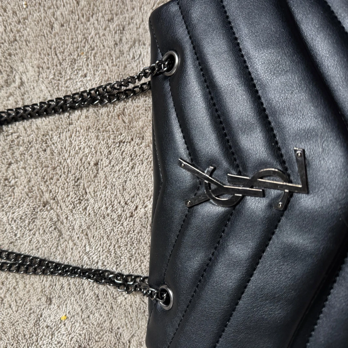 Svart quiltad axelväska  - 1