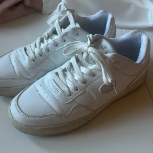 champion skor  - hej! säljer champion skor då de är för små.