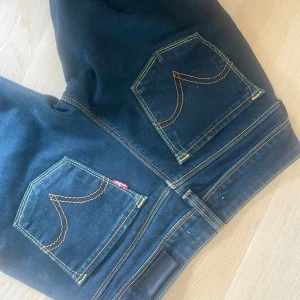 Levi’s jeans - Mörkblåa levi’s jeans i modellen 571. De är lågmidjade                                             Innerbenslängden är 79                                Midjemåttet är 35 tvärs över