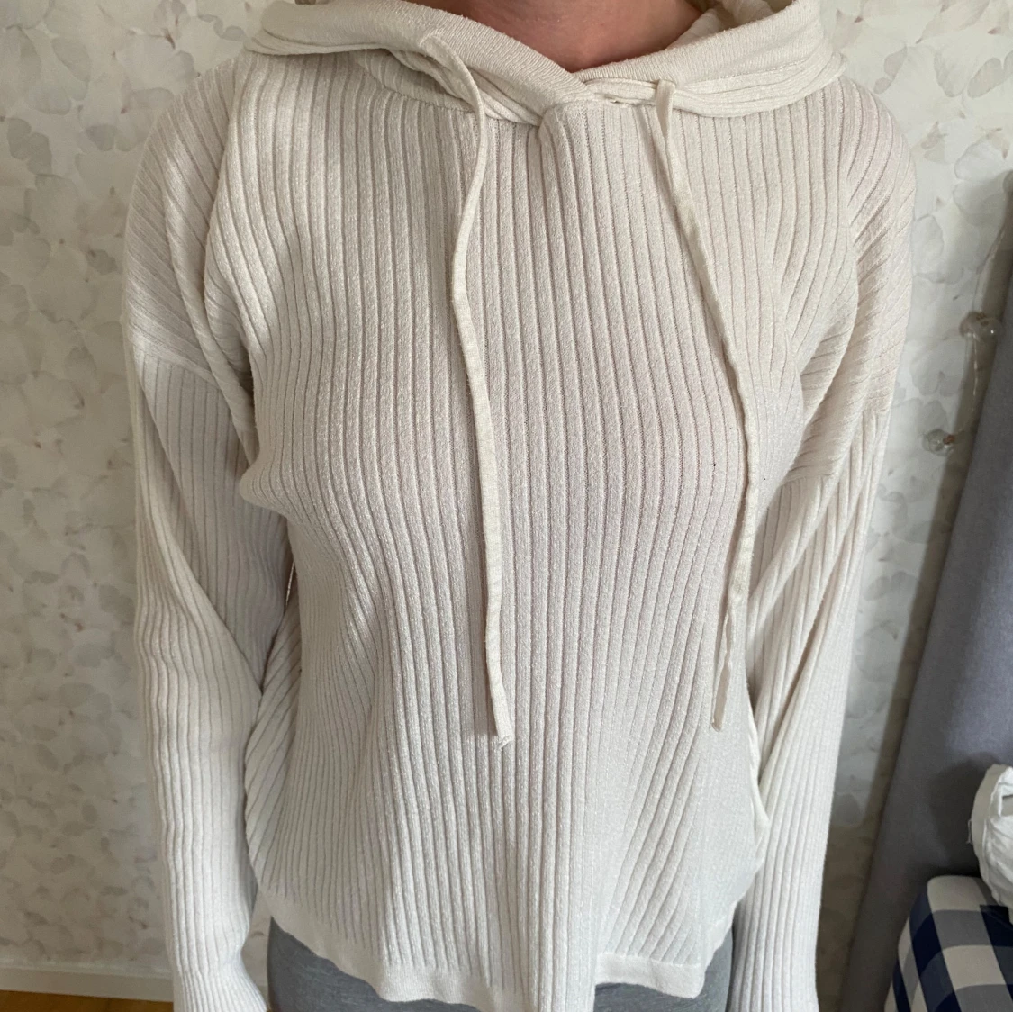 Vit ribbad hoodie från 157