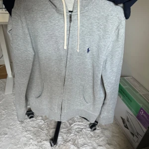 Ralph Lauren zip hoodie - Grå  Storlek M Knappt använd 