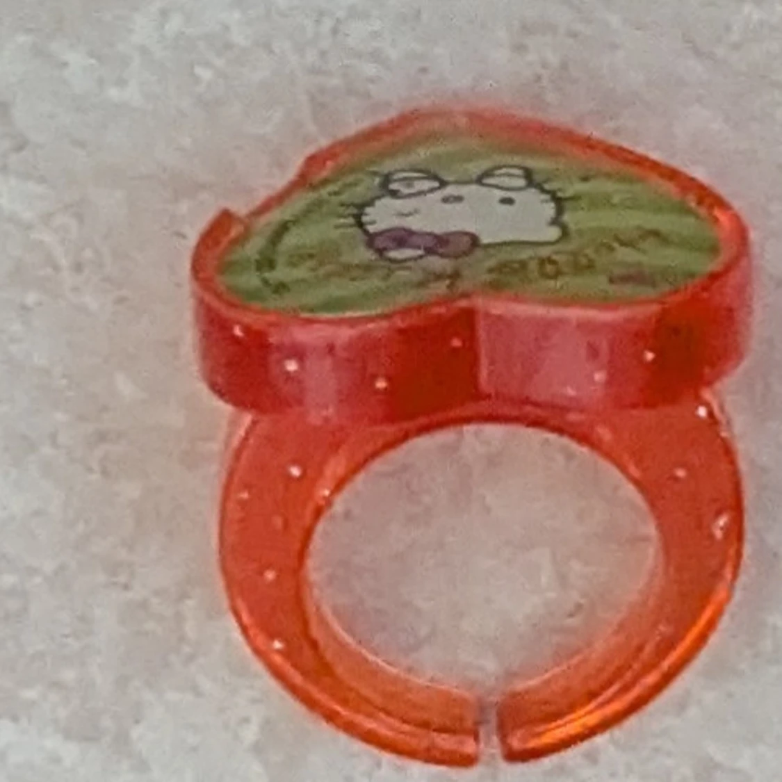 Hello Kitty hjärtring i plast - 4