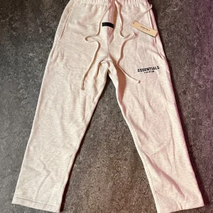 Essentials Fear of God ljusgrå mjukisbyxor - Säljer ett par essentials byxor, taggen sitter kvar, nytt pris 1800kr, ❗️fraktar endast med PostNord & Instabox ❗️