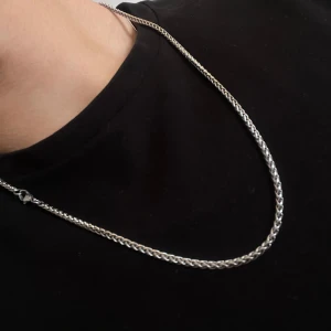 Flätat silverfärgat halsband - Snyggt halsband med flätad kedja i silverfärg. Kedjan har en stilren och klassisk look som passar perfekt till en enkel t-shirt eller hoodie. Låset är diskret och smidigt. Perfekt accessoar för dig som gillar minimalistisk stil.