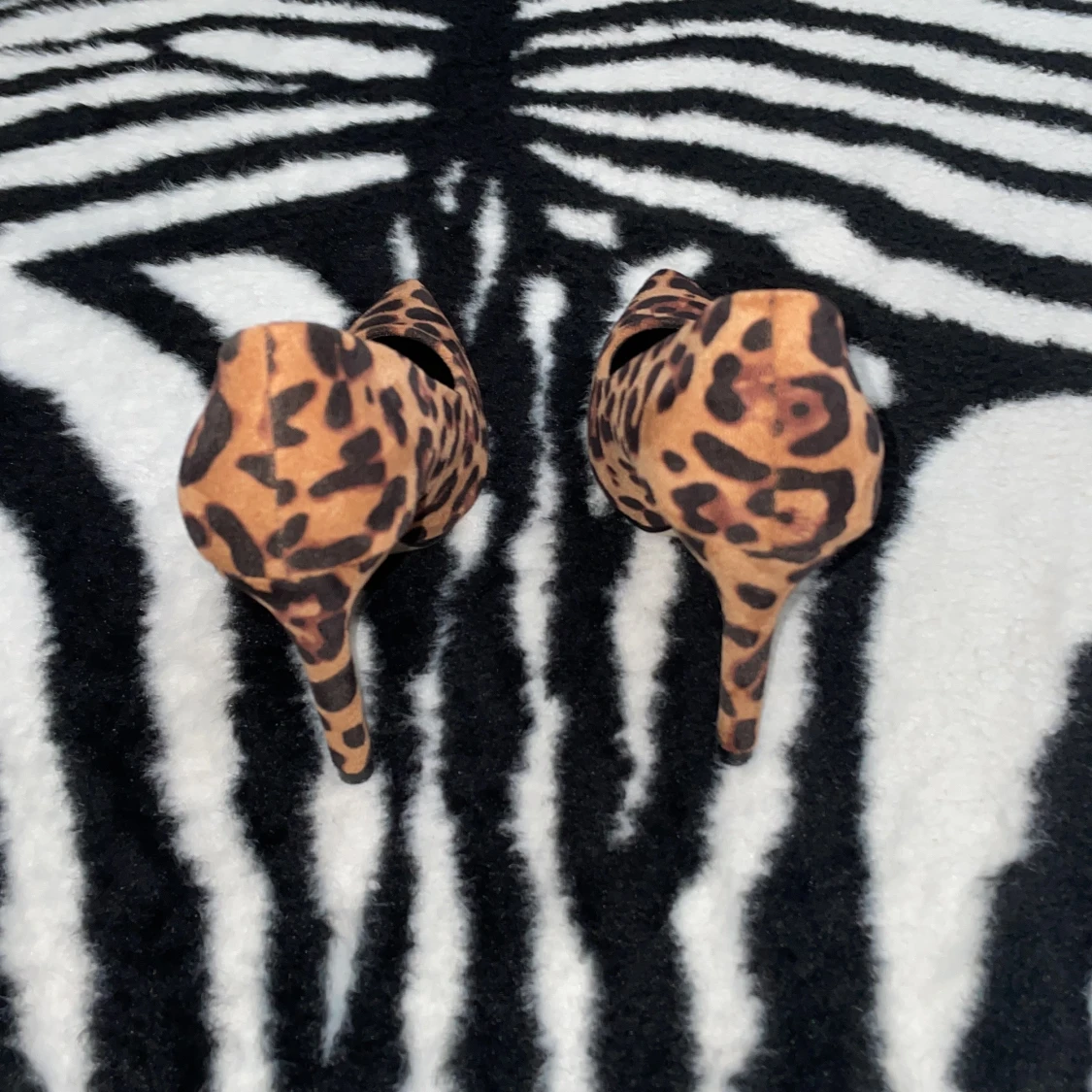 Leopardmönstrade pumps med spetsig tå - 2