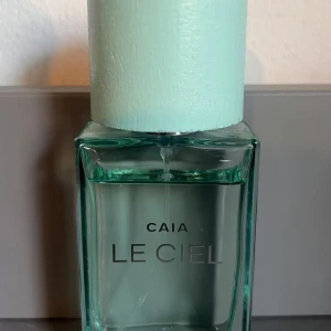 CAIA Le  Ciel parfym - Caia Le Ciel edp 50 ml, parfymen har använts lite och mängden som finns kvar syns på bild . Toppnoter: Grapefrukt, grönt äpple, svarta vinbär, kardemumma och mynta  Hjärtnoter: Somriga frukter, rosenträ, ljusa blommor och fresia  Basnoter: Ceder, sandelträ, mysk och patchouli