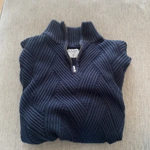 Mörkblå half zip  - En mörkblå half zip tröja från Sams i fint skick! Storlek är L men passar L-M. 