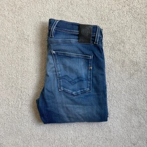 Replay ’Anbass’ jeans | W32 - Jeans från Replay, den bästsäljande modellen! | Size: W32, passar mig perfekt som är runt 180cm. Om du är osäker på storleken kan jag skicka mått på begäran. | Några år gamla, därav det låga priset. | Pris: 349kr. | Skriv till mig vid frågor & funderingar!