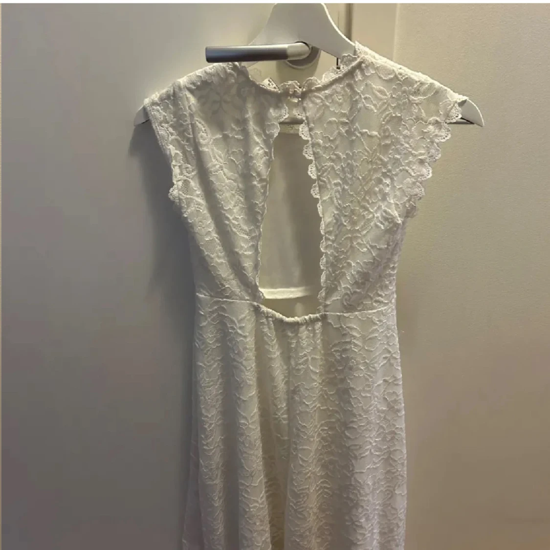 Vit spetsklänning med öppen rygg - 1