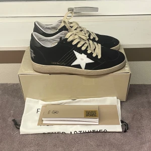 Golden goose ballstars - Säljer dessa näst intil oanvända och extremt snygga Golden goose i modellen ballstars |  | Allt OG ingår såsom box, dustbag, äkthets certifikat, dock inget kvitto | Vid frågor är det bara att kontakta mig, pris inte hugget i sten. Skickar samma dag✅