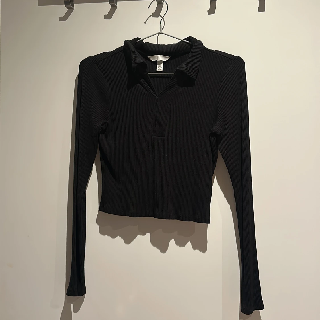 Svart ribbad croppad polotopp