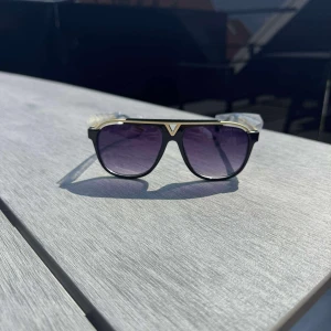 Solglasögon  - Sommarens bänger solglasögon, passar alla stil, Finns i Norrköping, bra förpackning, Stiluxe.com