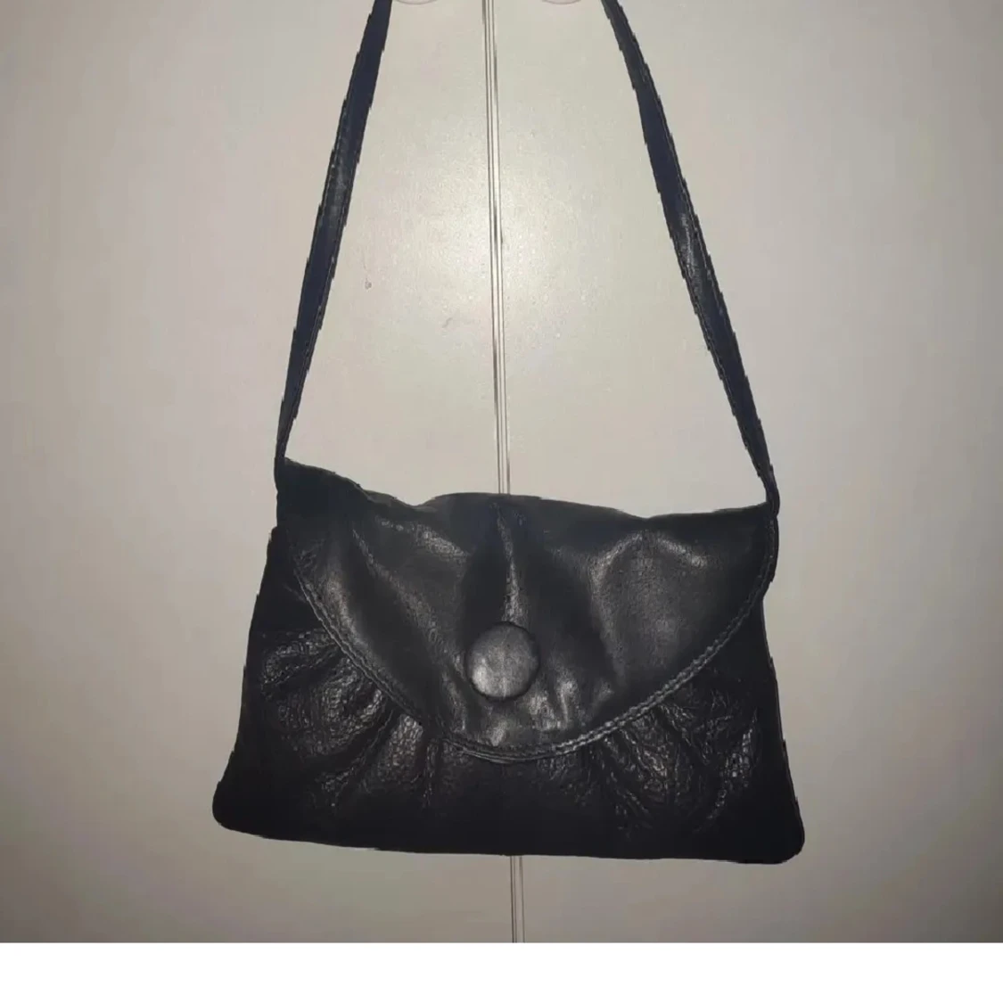 Svart axelväska i skinn deposhe