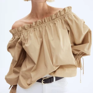 Hm off shoulder - Beige off shoulder blus, ALDRIG använd. Säljer pga att jag råkade ta bort prislappen. 