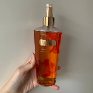 Victoria's Secret Coconut Passion mist - Fräsch body mist från Victoria's Secret i doften Coconut Passion. Flaskan är genomskinlig med guldigt lock och detaljer, innehåller 250 ml. Doften har inslag av kokos och vanilj, perfekt för dig som gillar söta och tropiska toner.