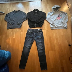 3 hoodies och 1 par jeans - Tja! Jag säljer en bundle för dig som är mellan 170-180 som innehåller 3 hoodies och ett par jeans. Allt är i mycket bra skick det går att köpa endast en vara också men hela bundeln kostar 449 kr.     Jeansen är från crocker, grå hoodie från boohoo man, full zip från weekday, grå tröja från asos design. Perfekt för resellers också då nypris på allt är 1800