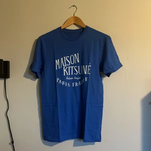 Maison kitsune t shirt - Riktigt fet och eftertraktad Maison Kitsune t shirt i helt nytt skick! Är lite osäker på äktheten så därför är priset just nu på 398kr! Storlek S. Tveka inte med att ställa frågor!