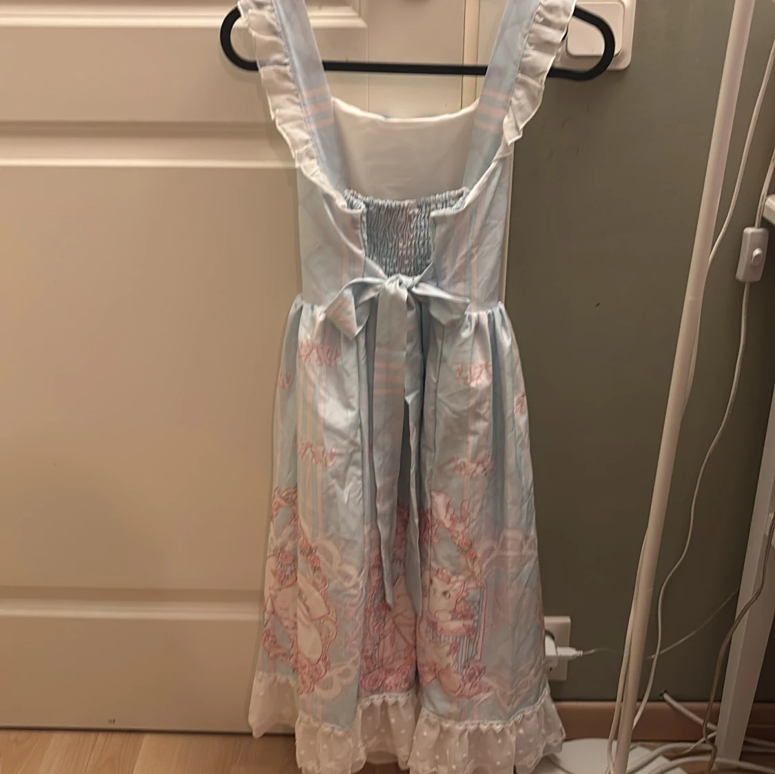 Blå långklänning med kattmotiv och rosetter - 1