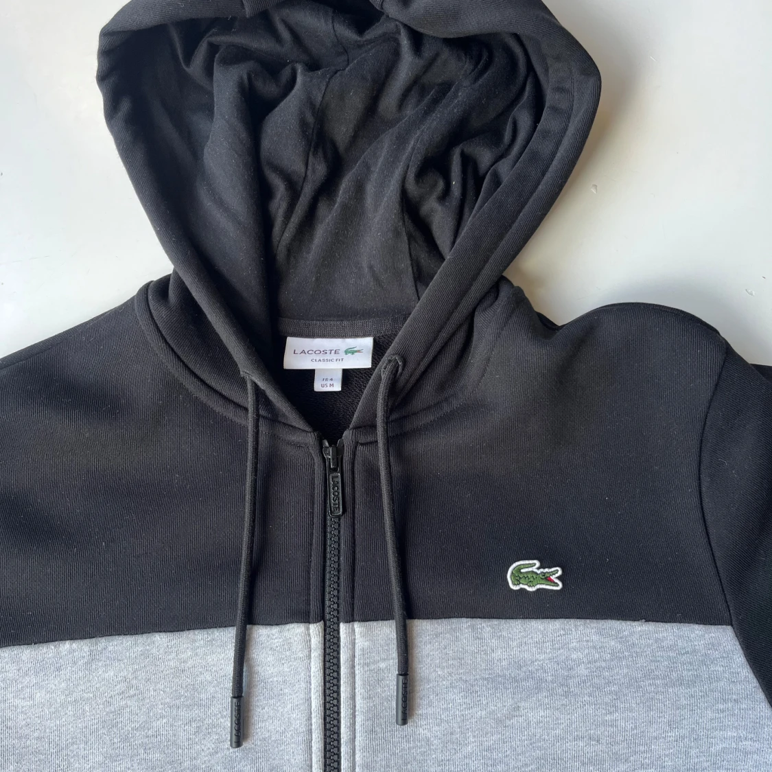 Svart och grå hoodie från Lacoste - 2