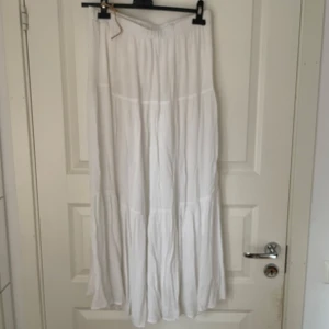 Vit långkjol från Stradivarius - Superfin vit långkjol från Stradivarius!🥰🥰🥰