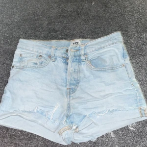 Ljusblå jeansshorts från 157 - Snygga ljusblå jeansshorts från 157. Perfekta för varma dagar och enkel att matcha med t-shirt eller hoodie.