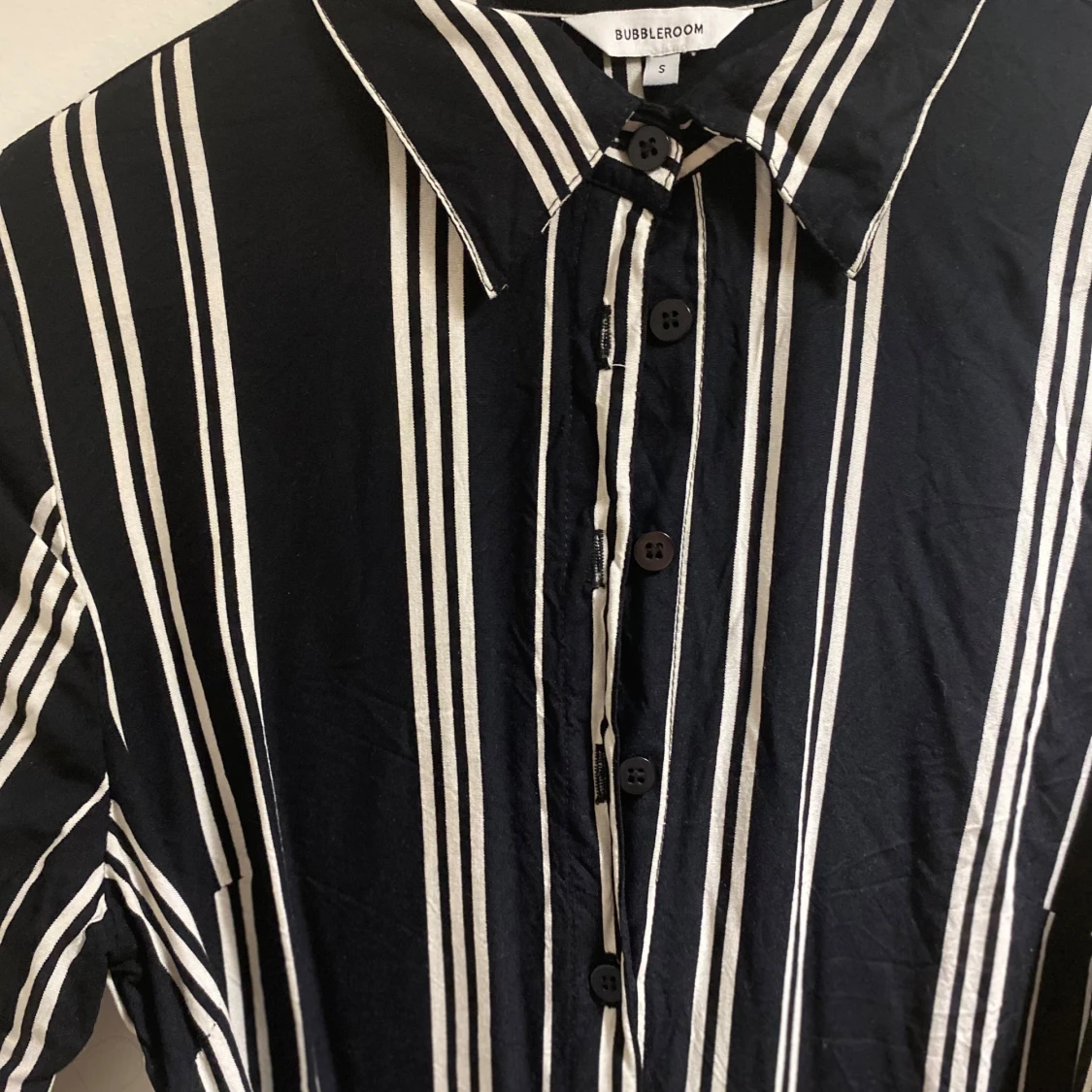 Svartvit långrandig klänning med knyt - 4