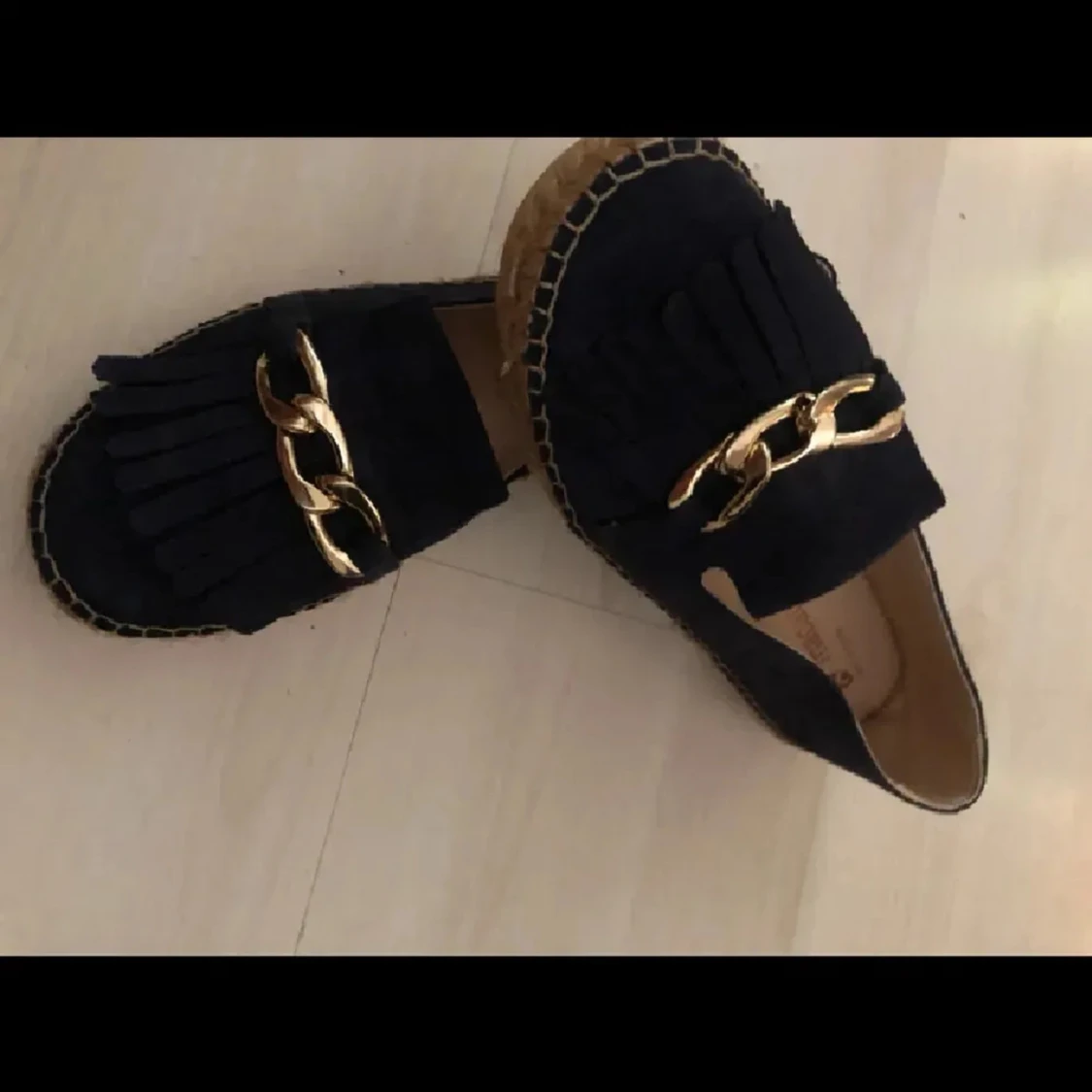 Mörkblå loafers med guldkedja