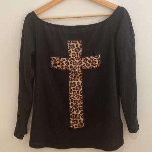 tröja 2000s - jättesnygg offshoulder tröja❣️  