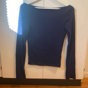Mörkblå långärmad topp Gina Tricot - Snygg mörkblå långärmad topp från Gina Tricots soft touch kollektion, i storlek S. Modellen har en boatneckhalsringning och är figurnära med långa ärmar med slits. Varan har endast användas fåtal gånger och är i superbra skick. Inga synliga tecken på användning. Ett perfekt basplagg, säljer endast pga för lite plats i garderoben!😚💖köpt för 229kr