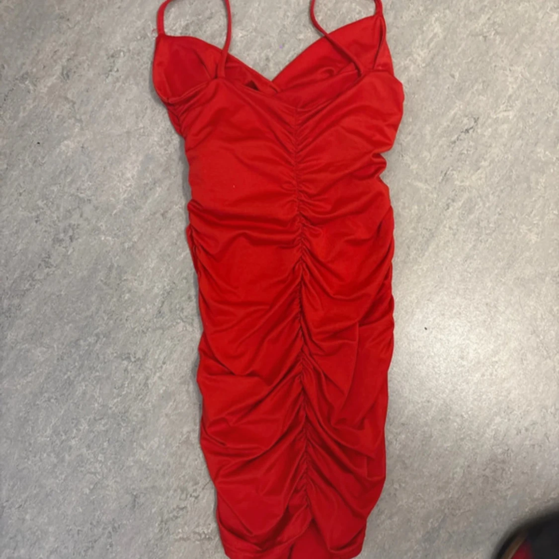 Röd omlottklänning med rynk - 1