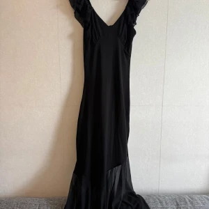 Svart klänning från H&M - Supersnygg svart klänning. I väldigt fin skick! 