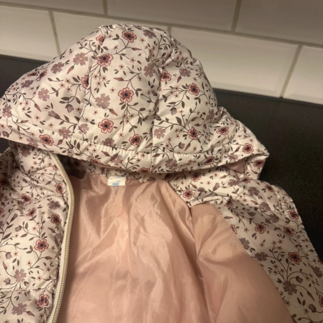 Blommig pufferjacka med huva - 3