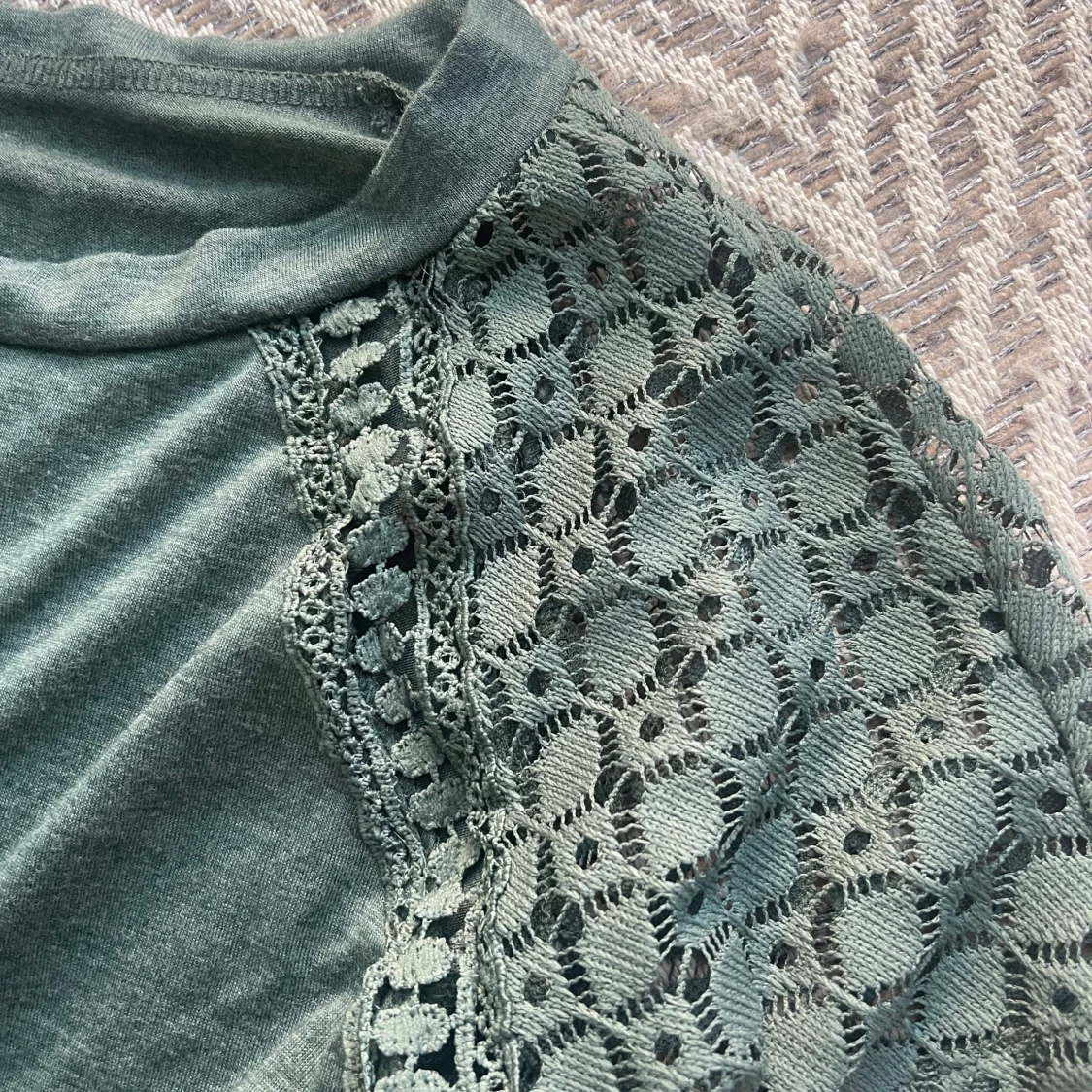 Grön blus med spetsdetaljer - 1