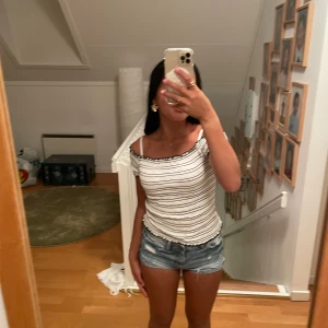 Vit ofshoulder t-shirt  - Söt vit t-shirt. 