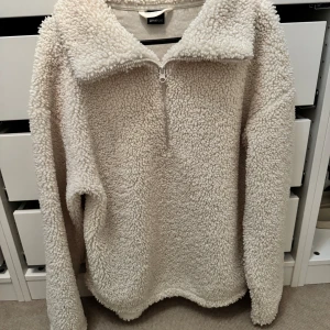 Beige fleece half zip från Ginatricot - Kommer ej till användning! Nypris: ca 449kr