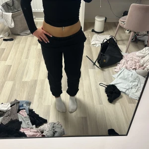 Svarta mjukisbyxor med låg midja - Säljer ett par svarta mjukisbyxor med låg midja och normal passform. Perfekta att ha som mjukisbyxor hemma eller styla till en snygg outfit. Skriv vid frågor eller fler bilder 💓
