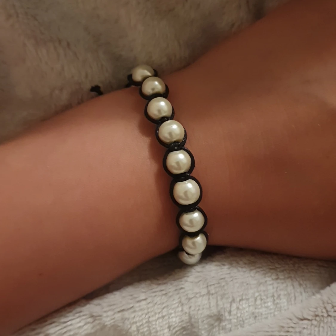 Svart armband med vita pärlor - 2