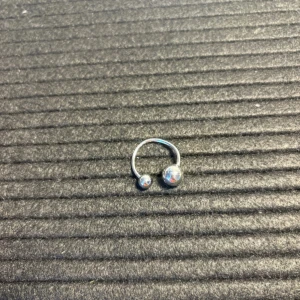 Edblad ring  - Minimalistisk silvrig ring med öppen design och två runda kulor i olika storlekar. Perfekt för dig som gillar enkel och stilren look.