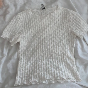 Topp vero Moda - Spets liknande t shirt den ä lite genomskinlig så ens bh liksom syns typ igenom men inte överdrivet mycket💗inga defekter 
