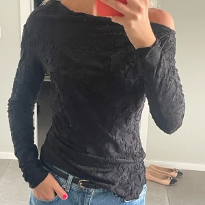Spetsblus - Säljer denna spetsblus/toppen från Gina tricot i storlek S. Mycket bra skick