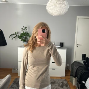 Beige långärmad tröja  - En enkel och stilren beige långärmad tröja från Kappahl i storlek S. Tröjan är knappt använd och i bra skick💕💕